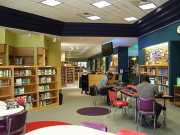 Hoover Library, Hoover, AL. Eswift (CC BY 2.0) Hoover Library